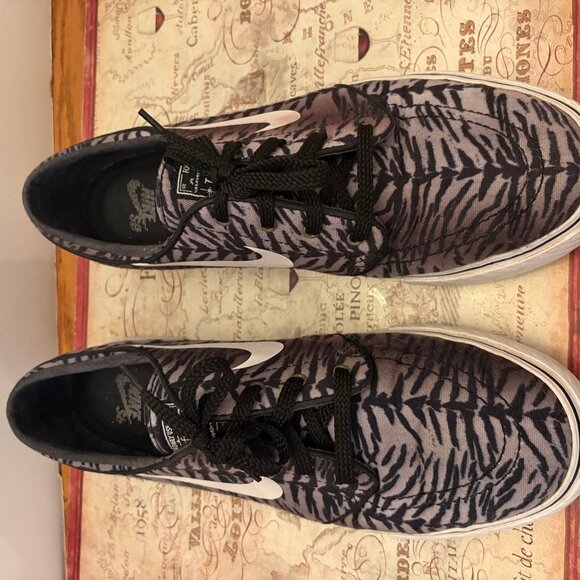 🔥 LIKE NEW NIKE SB ZOOM JANOSKI - DARK GREY ZEBRA PRINT 🔥 - Picture 5 of 5